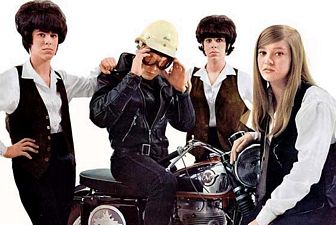 Immagine promo per The Leader Of The Pack, 1964, usata in alcune copertine. Mary Weiss sulla destra pi le due gemelle.