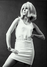 L'attricea Joanna Lumley con una minigonna modello 1966
